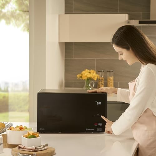 LG MJ3965BPS Horno Microondas 4 en 1, 39 Litros, 1100 W, Display Digital, Smart Inverter y EasyClean, Negro